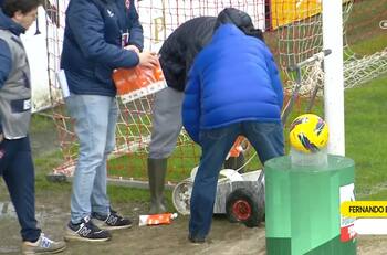 Nunca antes visto en el fútbol: ¡se quedaron sin pintura y tuvieron que marcar la cancha con leche!