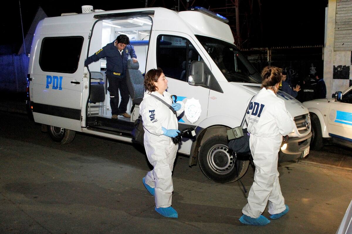 Quilpue 8 Junio 2017
En el sector Belloto fue encontrado el cuerpo que presuntamente pertenece a la joven Laura Landeros , desaparecida hace mas de una semana. Personal de la PDI trabaja para confirmar la identidad del cuerpo encontrado. Cristian Opazo/Aton Chile