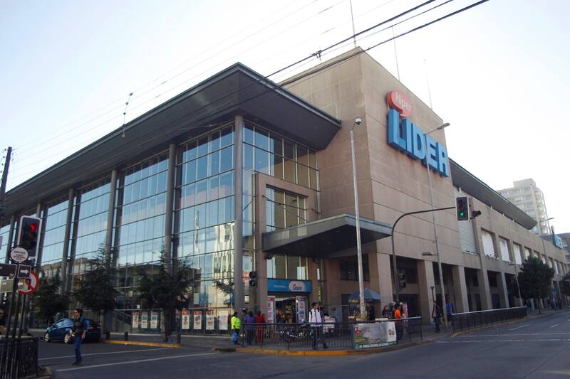 Encuentran restos organicos que presumiblemente serian de un feto en baño de supermercado en Concepcion.