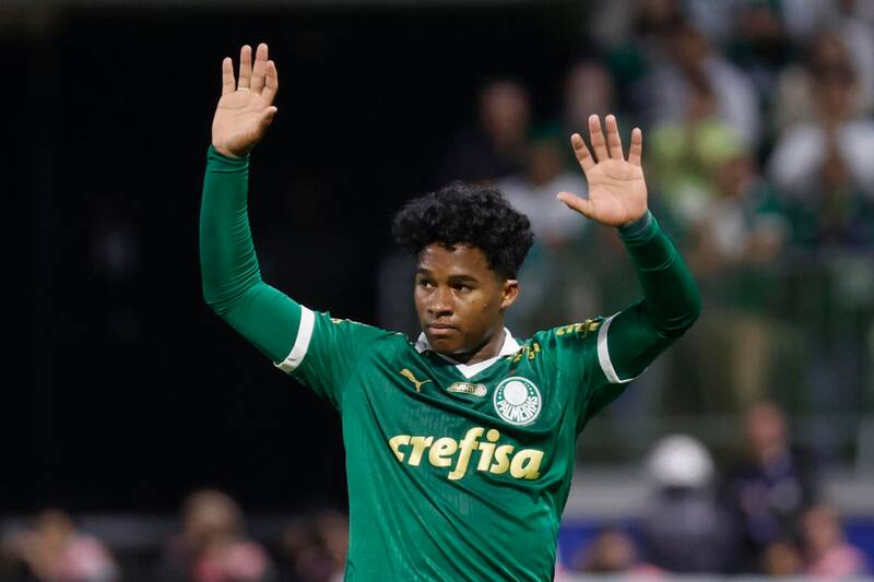 y el tremendo regalo a figura del fútbol chileno. Foto: EFE.