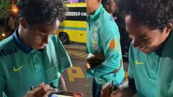 VIDEO | Se notan los 17 años: Endrick se hizo viral por firmar camisetas mientras jugaba Clash Royale