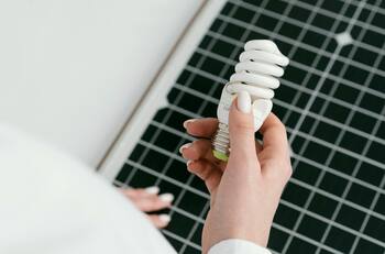 Histórica empresa chilena firma ambicioso acuerdo con multinacional: beneficiará con energía renovable a miles de hogares