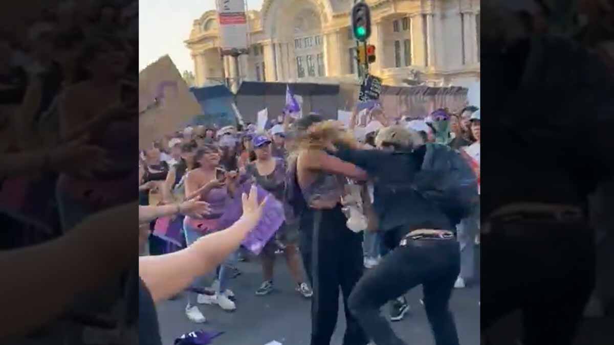 VIDEO | La repudiada agresión de un motorizado a varias mujeres en marcha por el 8M