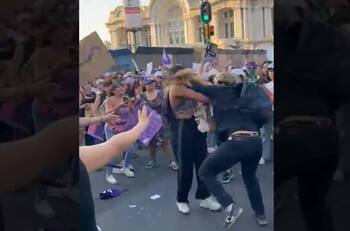VIDEO | La repudiada agresión de un motorizado a varias mujeres en marcha por el 8M