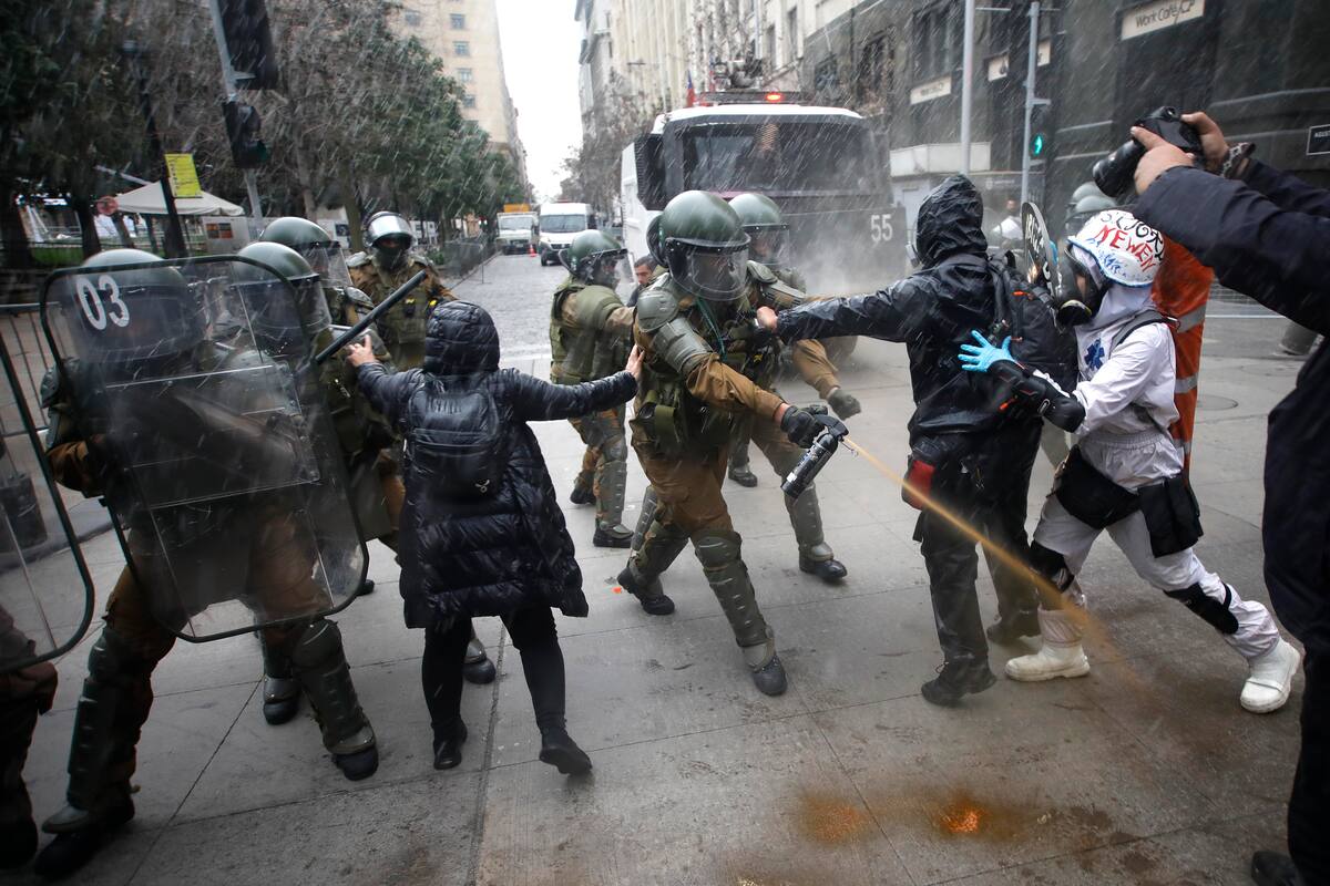 Carabineros enfrentó a manifestantes en la romeria y marcha hacia el Cementerio General en conmemoracion de los 50 años del Golpe de Estado. Créditos: ATON