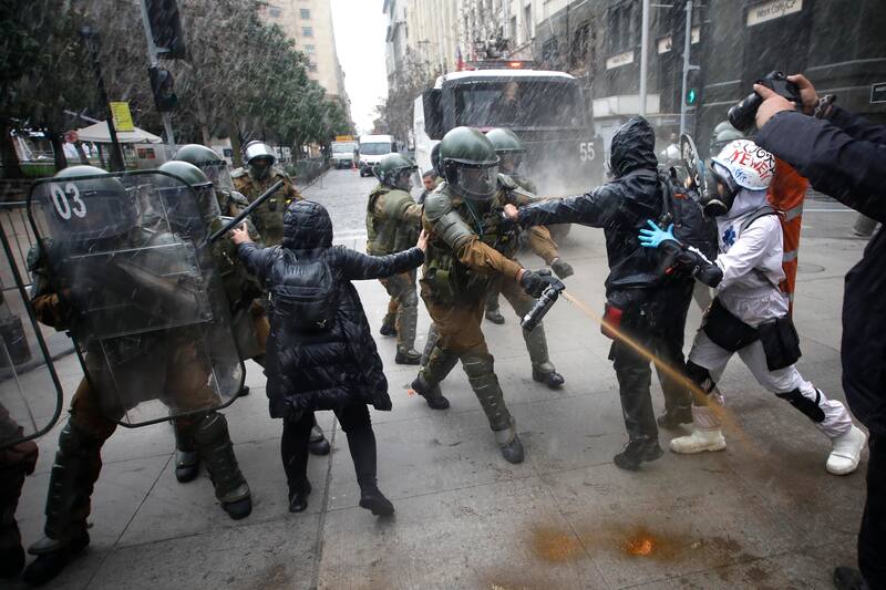 Carabineros enfrentó a manifestantes en la romeria y marcha hacia el Cementerio General en conmemoracion de los 50 años del Golpe de Estado. Créditos: ATON