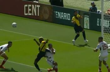 VIDEO | Cayó la primera tarjeta roja en la Copa América: ¡Enner Valencia le clavó el pie en la mandíbula a un rival!