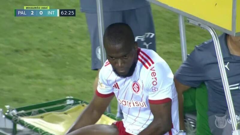 El delantero abandonó en camilla el duelo entre Inter de Portoalegre y Palmeiras