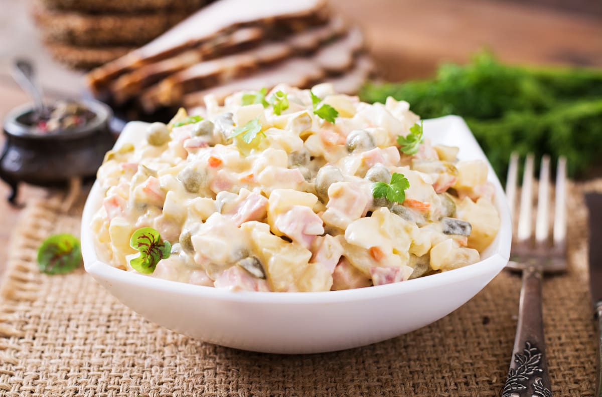Receta de ensalada rusa con pollo: Ideal para disfrutar de algo fresco y rico en los días de calor