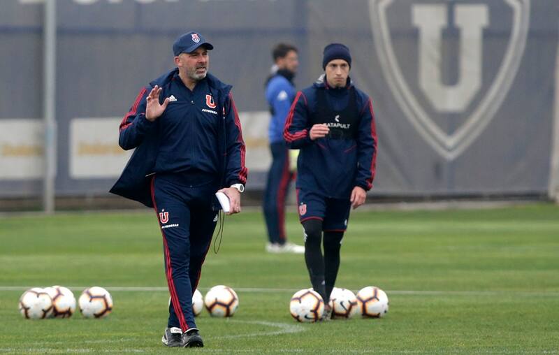Entrenamiento Universidad de Chile
El entrenador interino de Universidad de Chile, Hernán Caputto, dirige la practica en el CDA.
06/08/2019
Ramon MonroyPhotosport