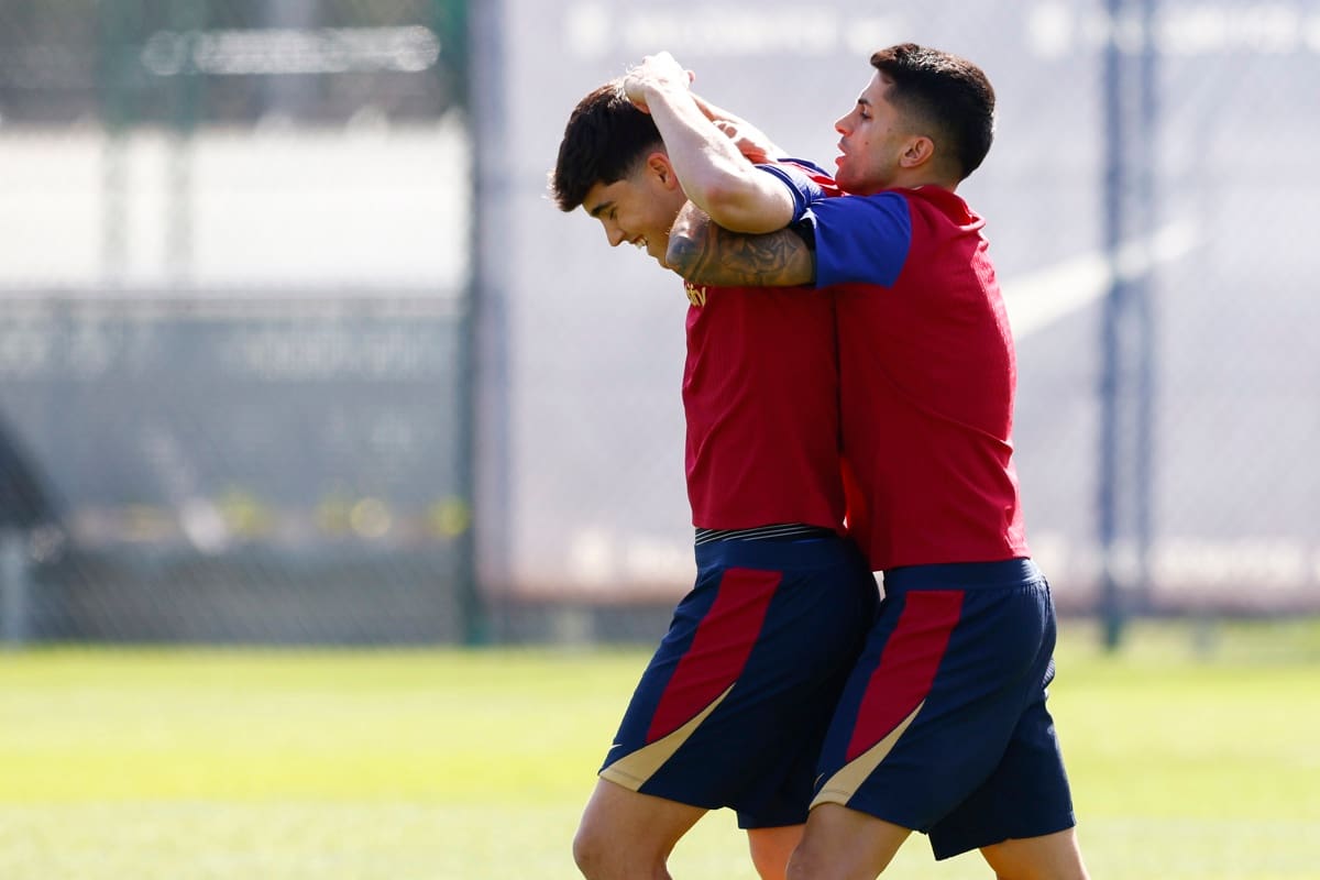 Joao Cancelo y Pau Cubarsí , durante un entrenamiento del Barcelona.