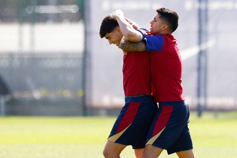 Joao Cancelo y Pau Cubarsí , durante un entrenamiento del Barcelona.