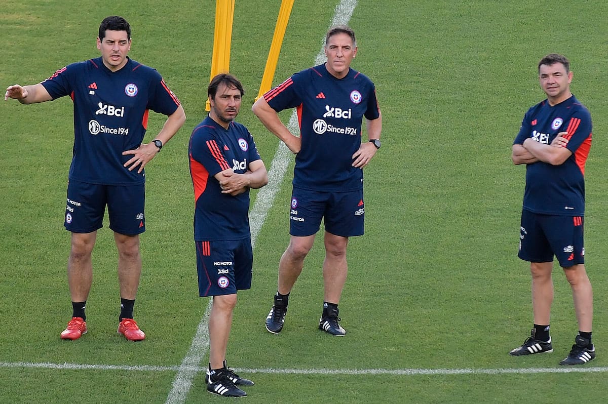 El entrenador de la Seleccion Chilena Eduardo Berizzo junto a Marko Biskupovic a la izquierda.