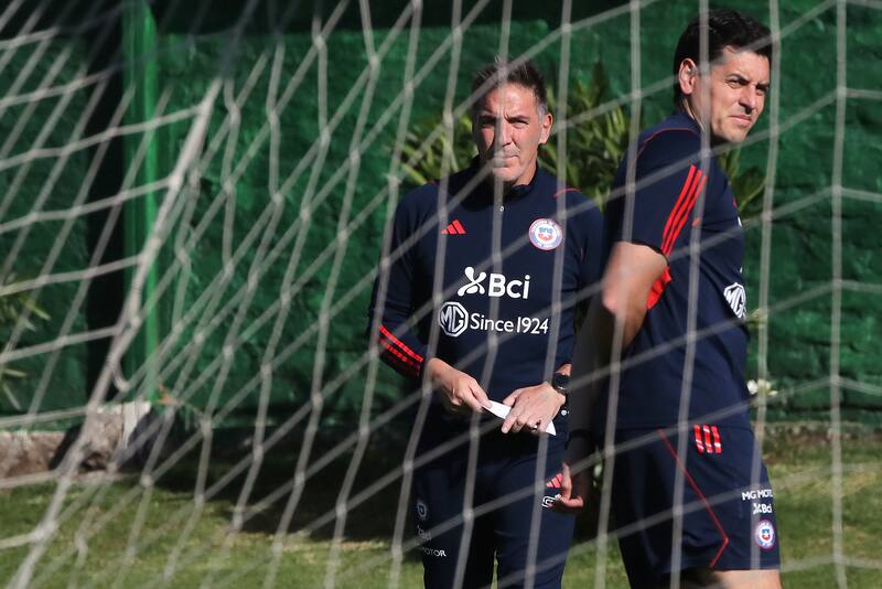 El entrenador de la Seleccion Chilena Eduardo Berizzo junto a Marko Biskupovic a la derecha.