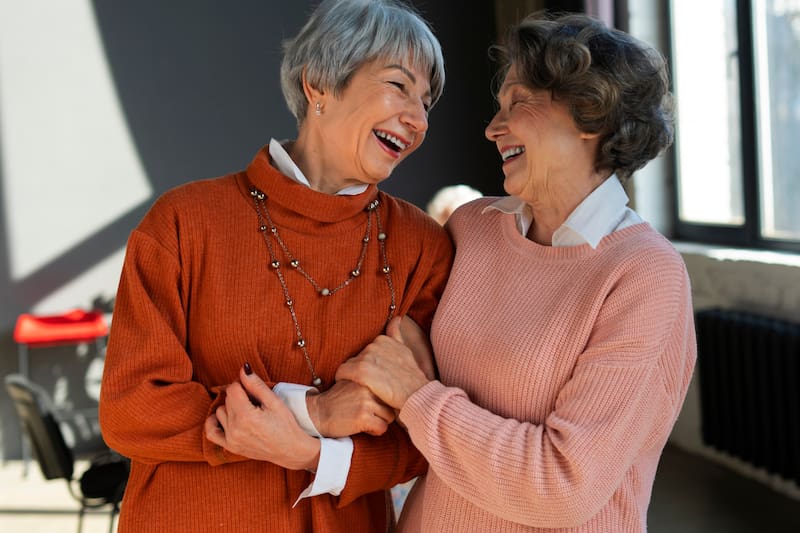 Durante la tercera edad, la sociabilización, la actividad física y contar con un propósito en la vida son fundamentales. Créditos: Freepik.