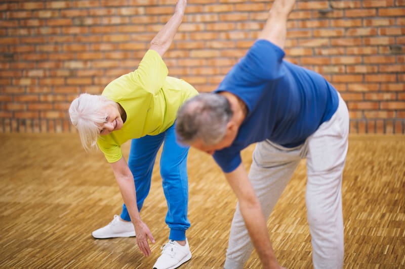 La actividad física y cognitiva, acompañada de una buena alimentación, son factores claves para mantenerse sano durante la tercera edad. Créditos: Freepik.