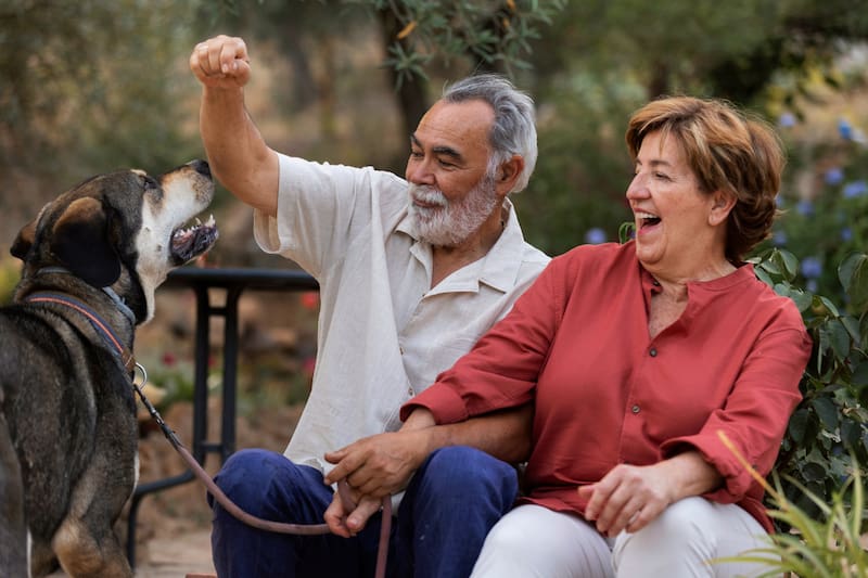 El médico geriatra entregó recomendaciones para que los adultos mayores cuiden de su salud a través de un enfoque integrativo. Créditos: Freepik.