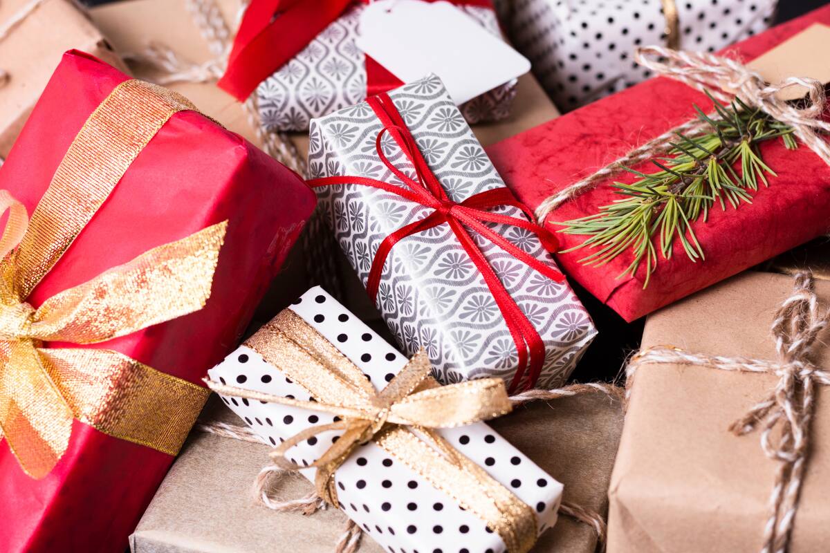 Te enseñamos tres formas creativas de armar tus paquetes con ese toque especial para esta Navidad. Imagen referencial. Créditos: Freepik.