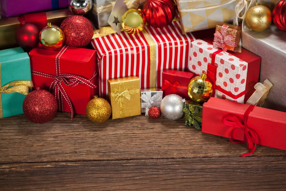 Usando papel, cintas y mucha creatividad, puedes marcar la diferencia esta Navidad. Imagen referencial. Créditos: Freepik.