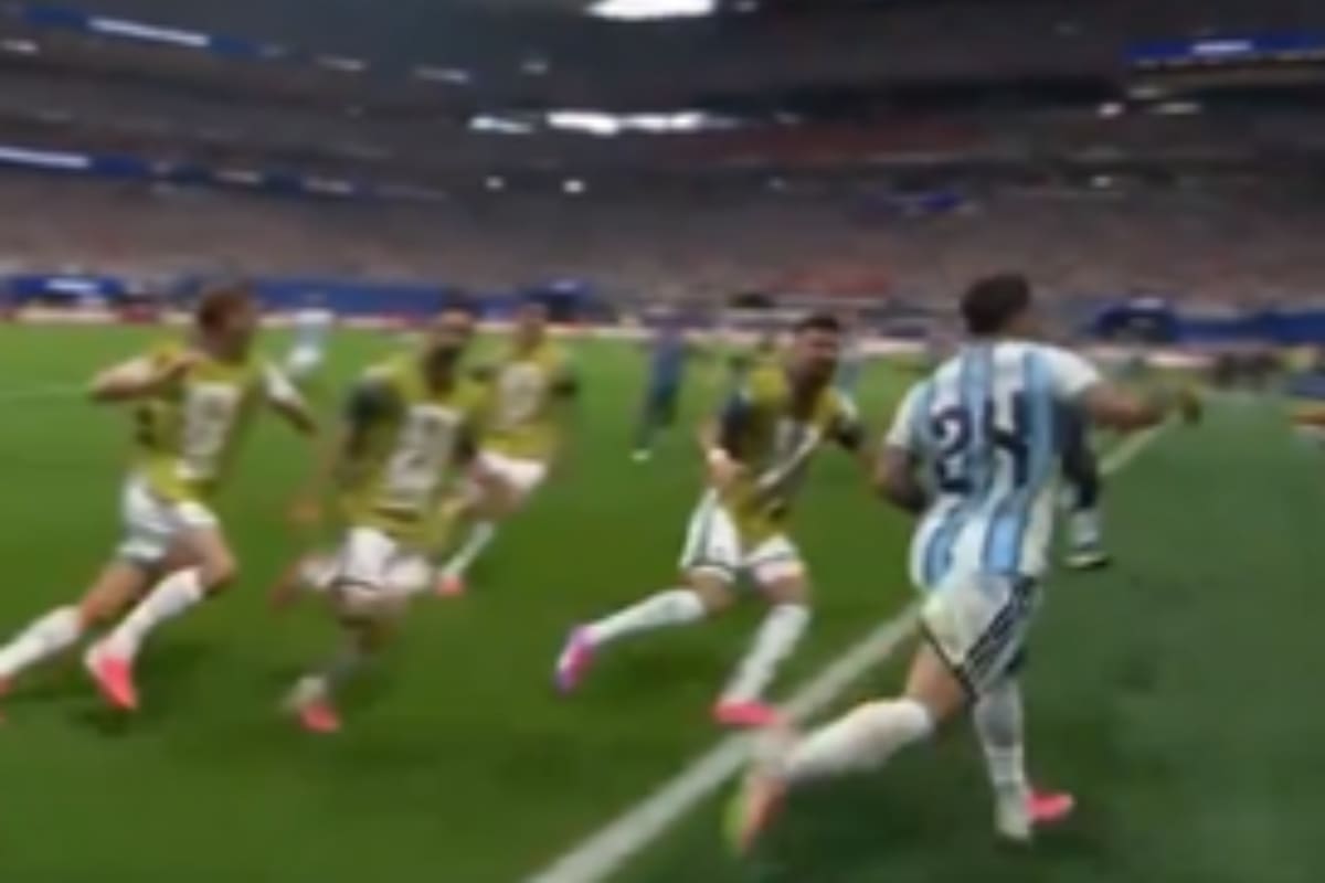 El mediocampista argentino celebrando su gol ante Egipto.
