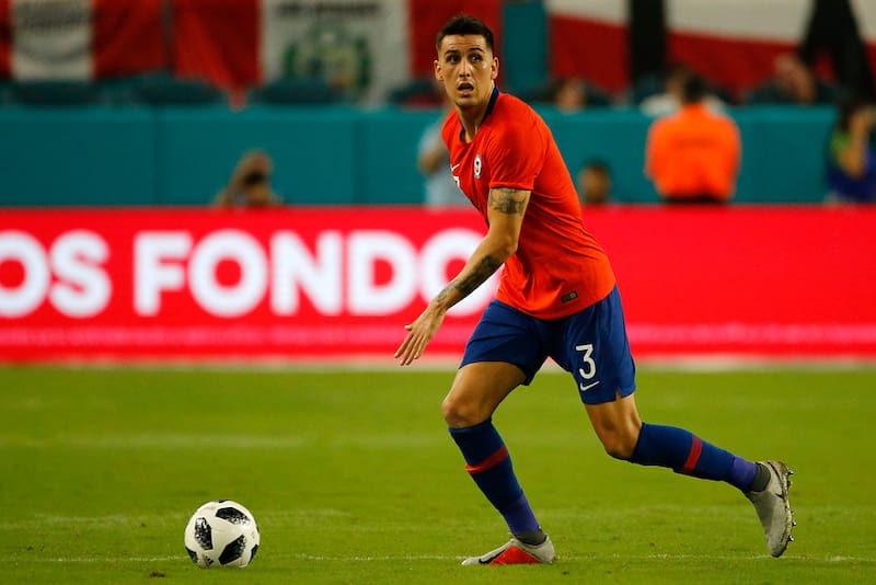 El central con la camiseta de la Selección Chilena.
