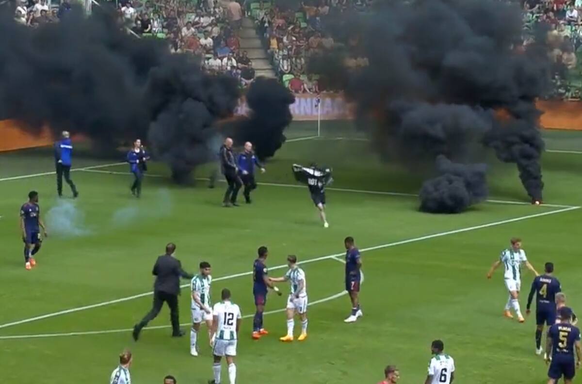 VIDEO | Partido entre Groningen y Ajax fue suspendido por invasión de hinchas y lanzamiento de bengalas