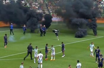 VIDEO | Partido entre Groningen y Ajax fue suspendido por invasión de hinchas y lanzamiento de bengalas