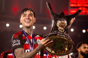 Culpan a Erick Pulgar por desatada fiesta de Flamengo con escorts y personas trans