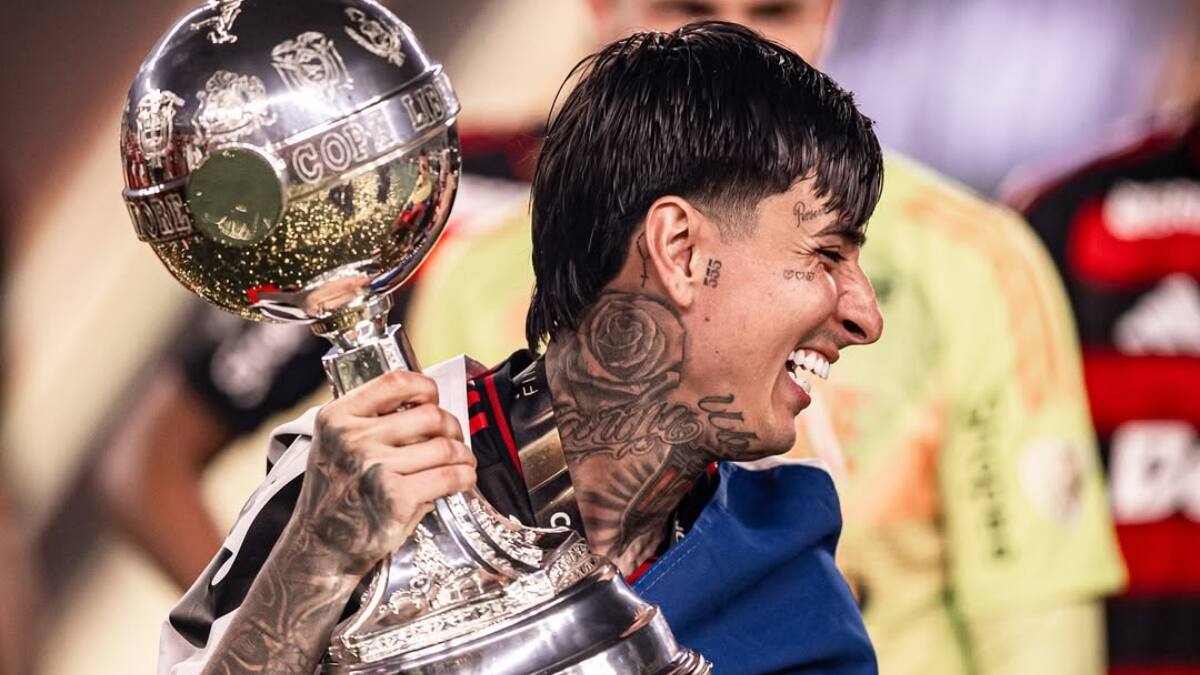 Conmebol premia a Erick Pulgar tras ganar la Copa Libertadores con Flamengo: hinchas estallaron por este motivo
