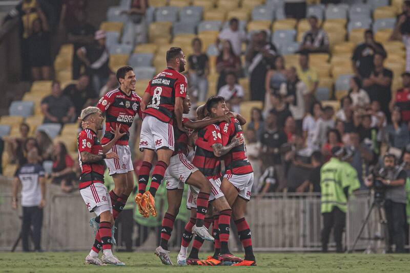 Fue abrazado por todos sus compañeros tras su primer gol con Flamengo.