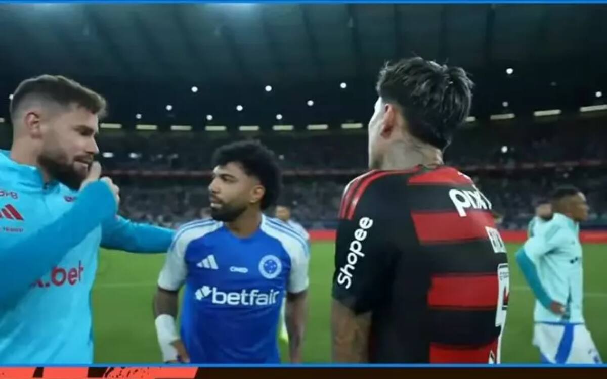 El volante chileno segundos antes de cambiar camiseta con Gabigol.