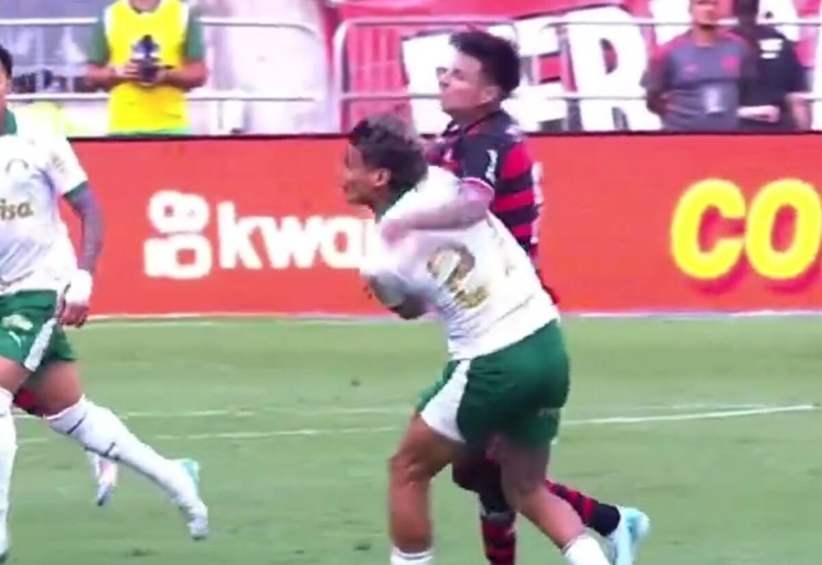 propinó un doble golpe y solo recibió tarjeta amarilla.