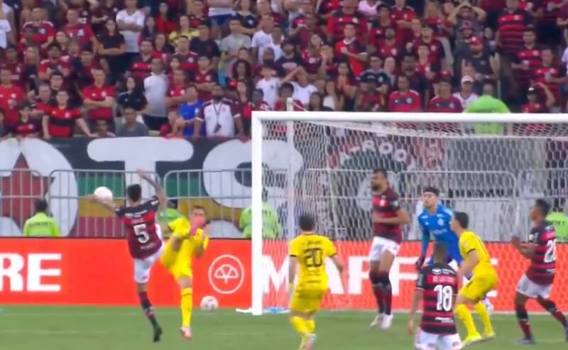 cometió esta clara falta penal a favor de Peñarol que, increíblemente, no fue cobrado por el juez venezolano Jesús Valenzuela.