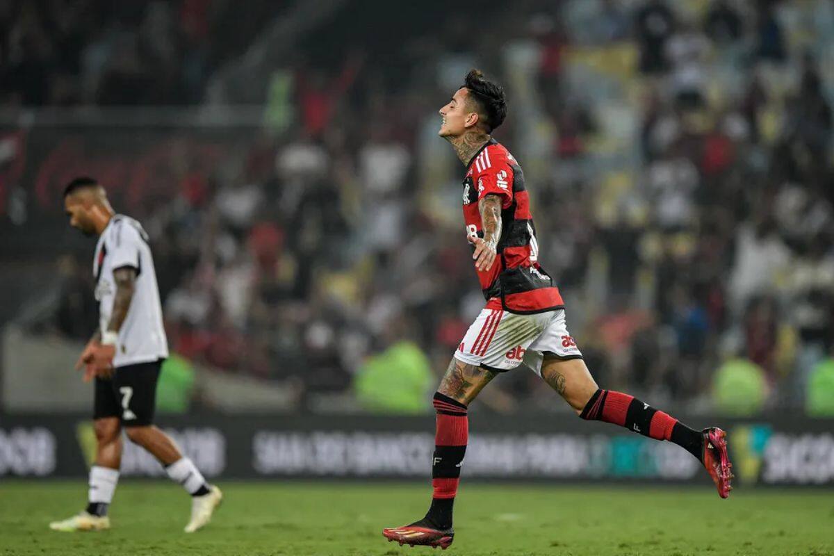 Erick Pulgar jugando por Flamengo.