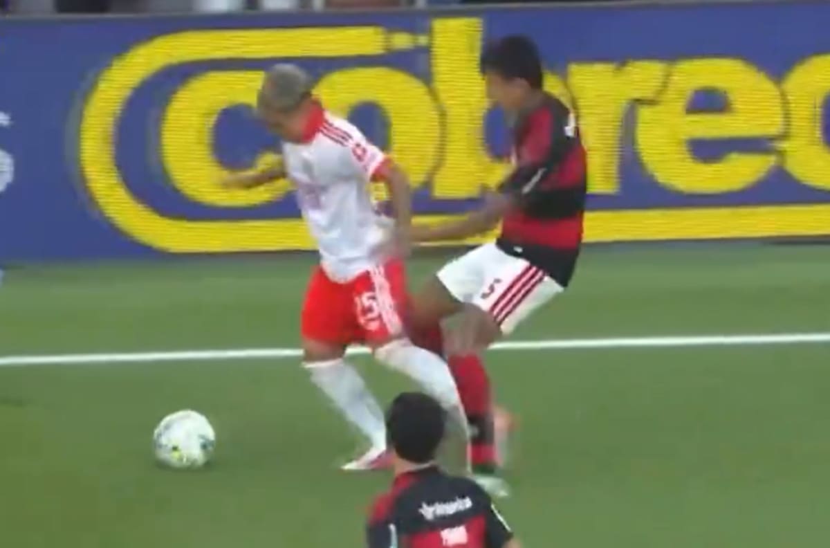VIDEO | Erick Pulgar pegó este patadón en el Flamengo y en Brasil lo aplaudieron: “Cazando al racista”
