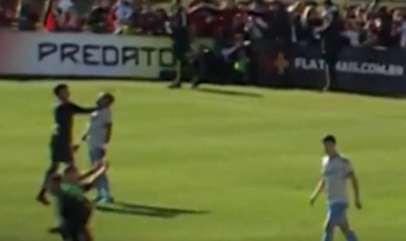 se enfrentó a un jugador rival en Flamengo.