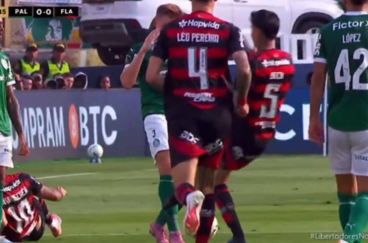 VIDEO | Se salvó de la roja: la fuerta patada de Erick Pulgar en la final de la Copa Libertadores