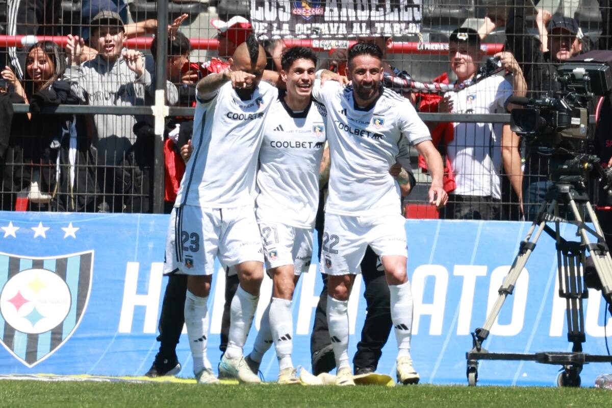 celebrando un gol ante Huachipato en Talcahuano.