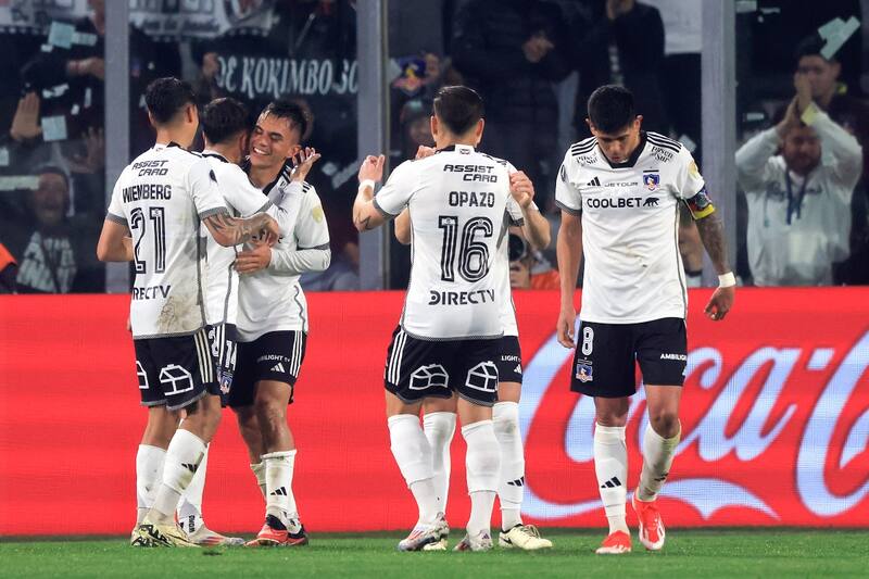 celebrando el gol de Vicente Pizarro ante Junior.