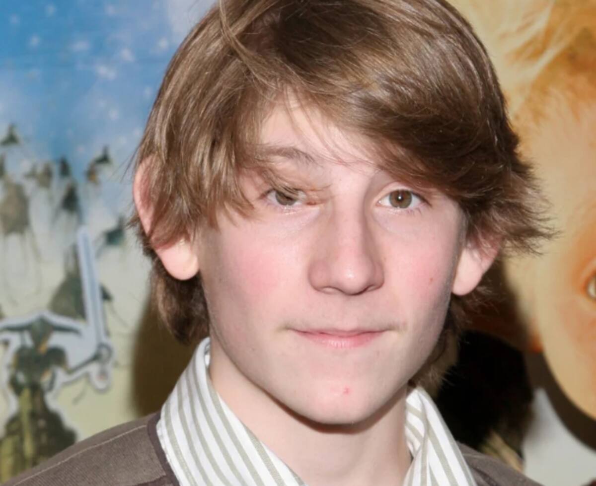 Es el actor detrás de Dewey.