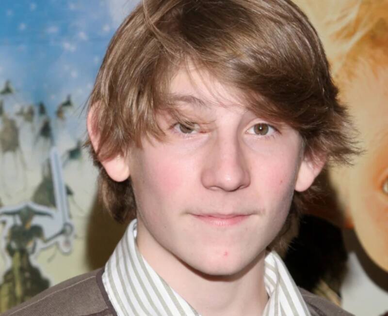 Es el actor detrás de Dewey.