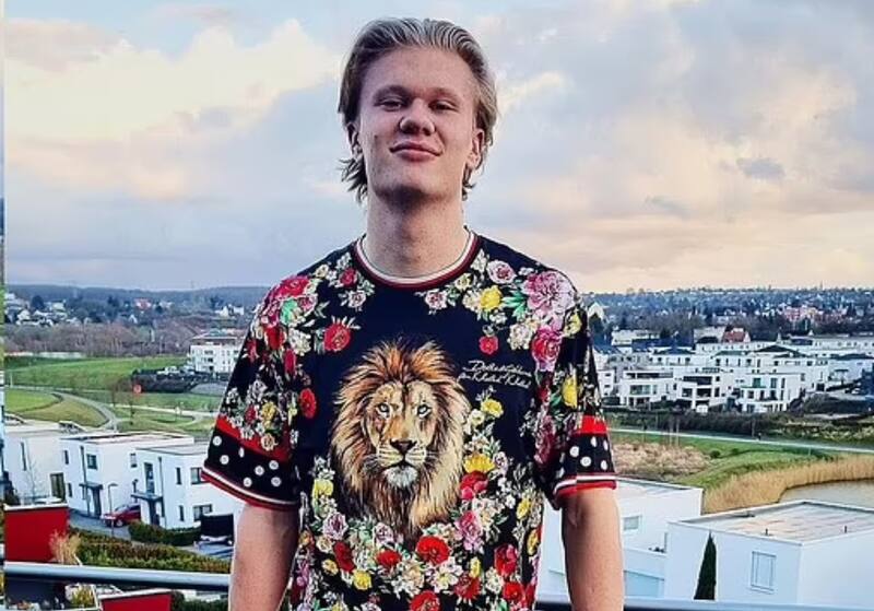 Erling Haaland ya ha posado con ropa Dolce & Gabbana en redes sociales. Esta polera cuesta 575 euros.
