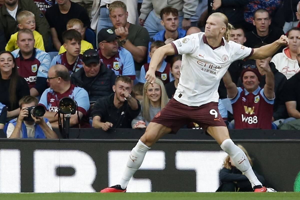 Con la camiseta de Manchester City