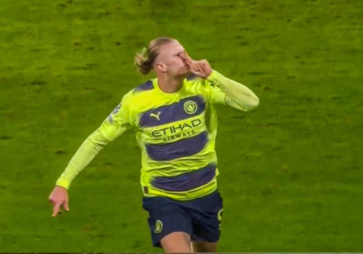 Erling Haaland celebra su gol en el Manchester City.
