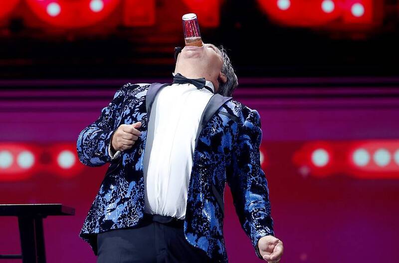 Ernesto Belloni haciendo el "africano" en su presentación en el Festival de Viña