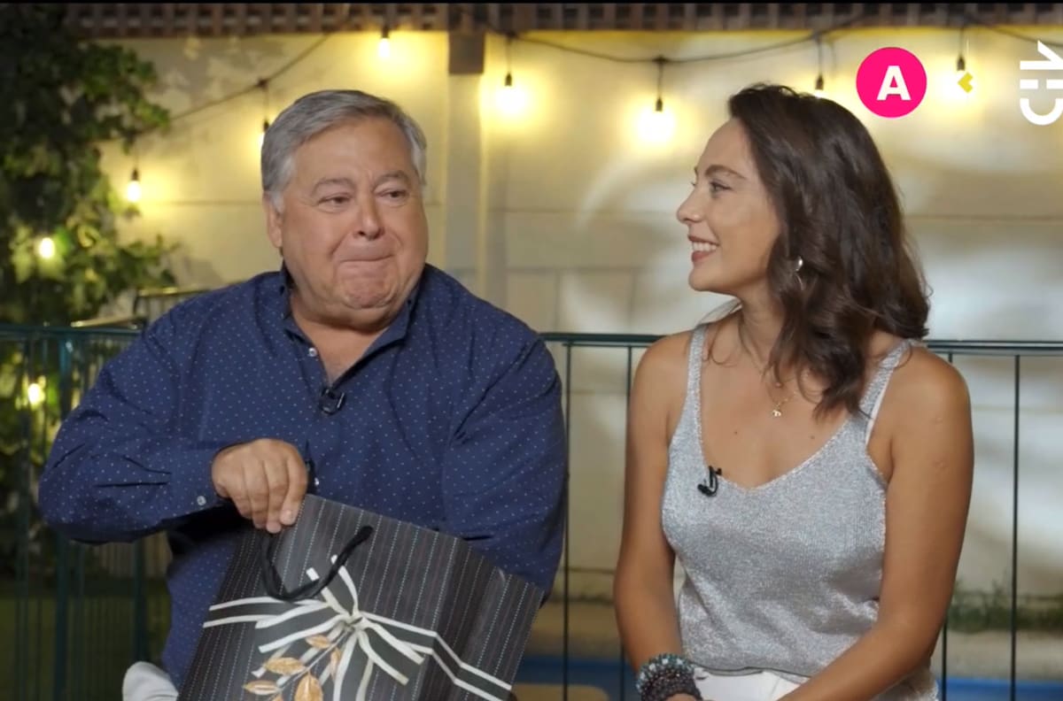Ernesto Belloni estalla en lágrimas al recibir significativo regalo de Ángeles Araya en “La Divina Comida”