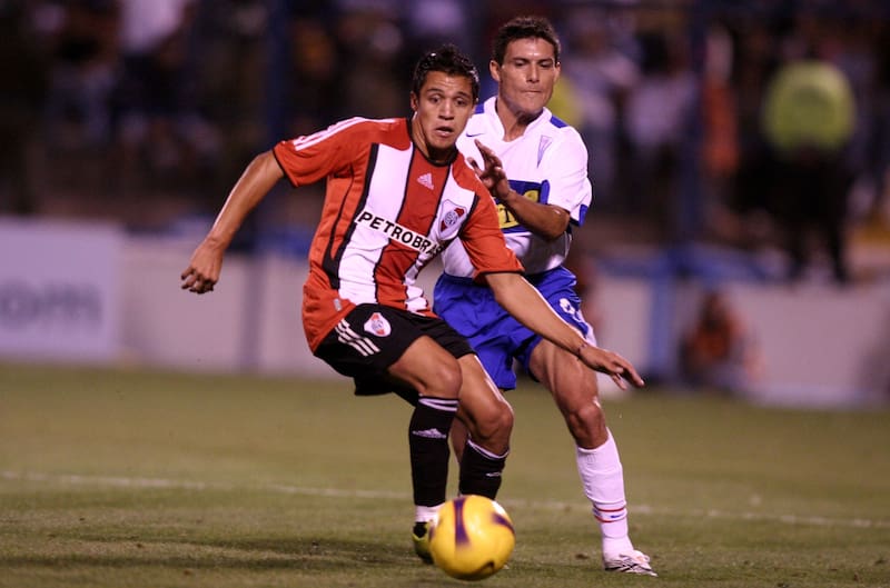 El ex UC marcando a un joven Alexis Sánchez, quien defendía los colores de River Plate. Foto: Old Photosport.