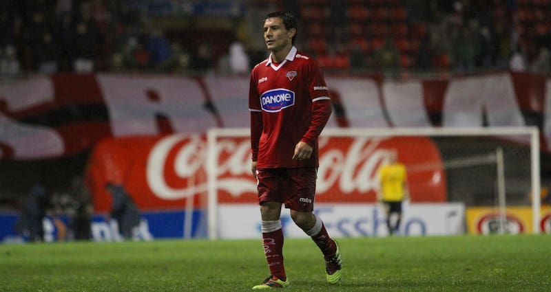 El lateral con su última camiseta en el fútbol profesional, la de Ñublense en 2011. Foto: Old Photosport.