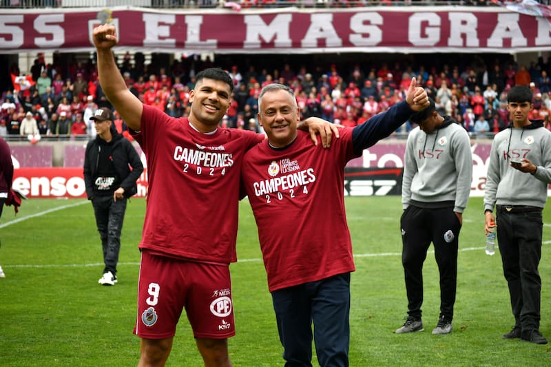 El DT junto a Lionel Altamirano en La Serena. Foto: Agencia Aton.