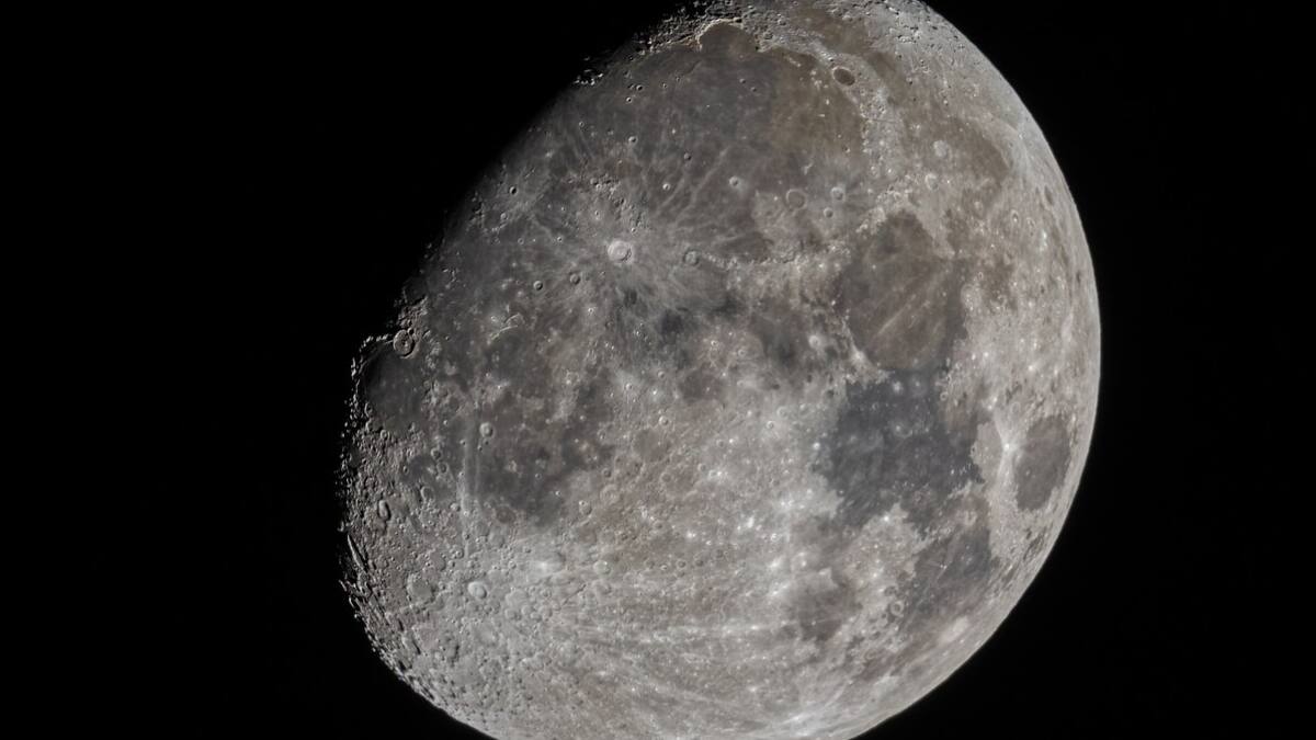 Sonda JUICE logra captar fotos de alta resolución de la Luna